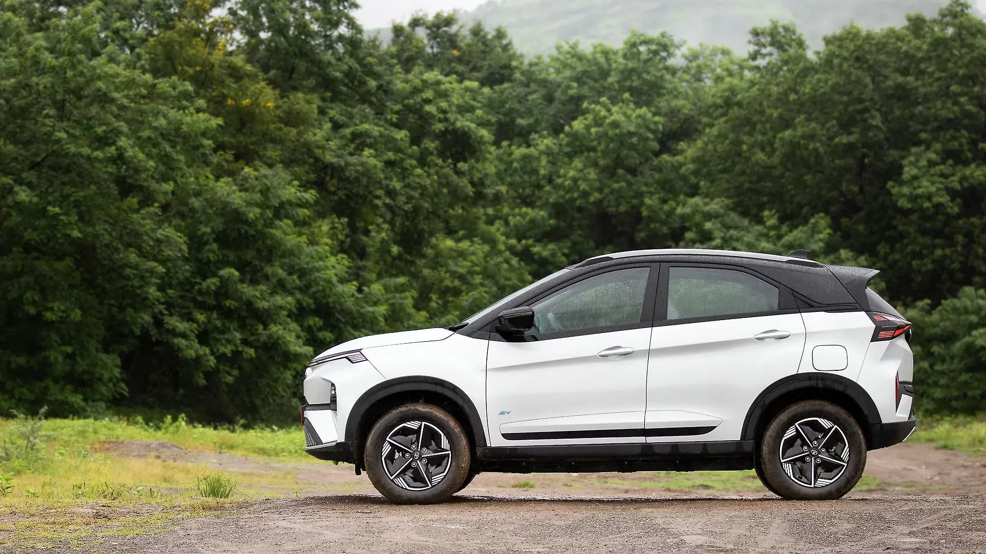 TATA NEXON EV thumbnail 2
