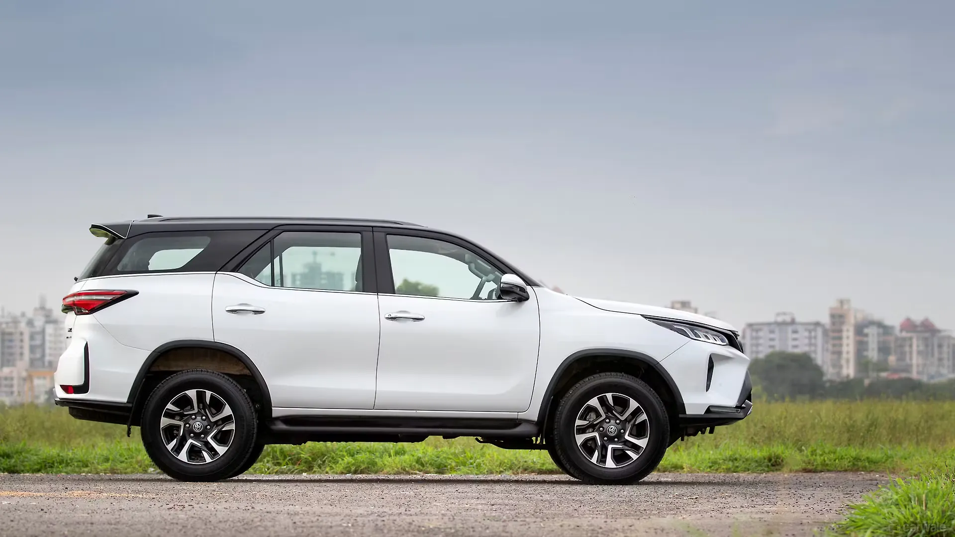 TOYOTA FORTUNER LEGENDER thumbnail 4