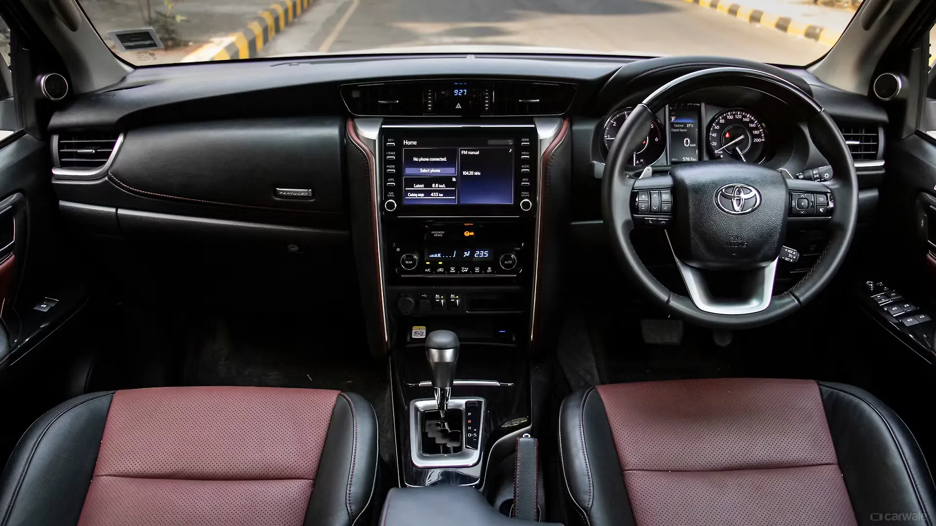 TOYOTA FORTUNER LEGENDER thumbnail 5